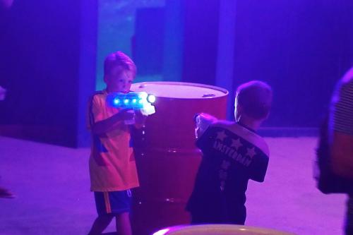 2 jongens die aan het lasergamen bij tijdens een avontuur bij Dinoland Zwolle