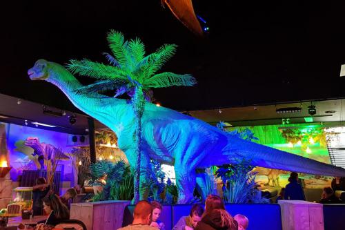 Levensgrote Dino in Restaurant Dinoland met sfeervolle verlichting en special effects