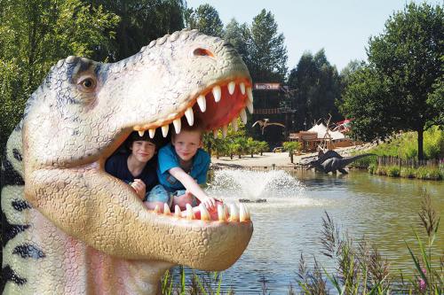 Kinderen in bek T-Rex bij Dinoland