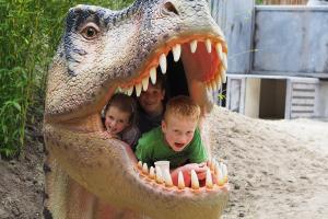 Populaire fotoplek voor kinderen bij Dinoland waarbij kinderen in de kop van een T-Rex kunnen kruipen om daar gefotografeerd te worden